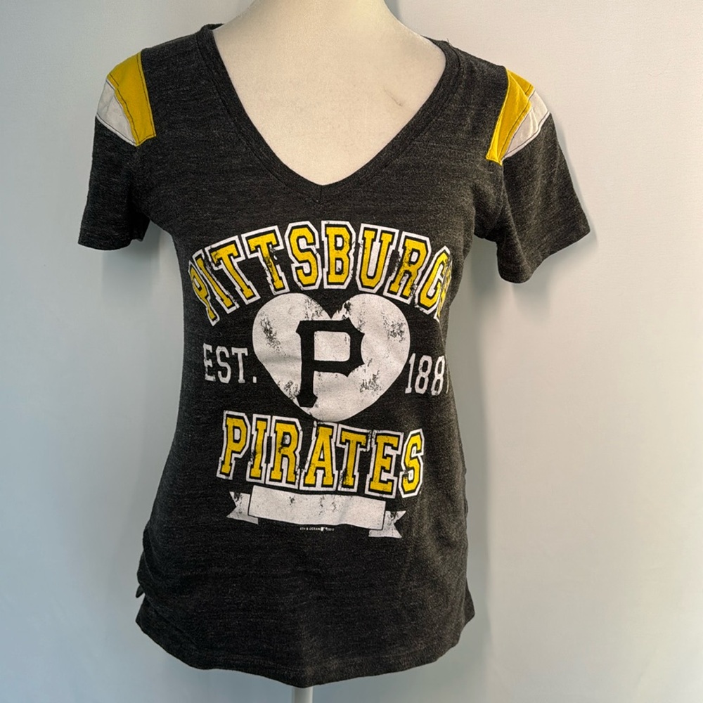 ❤️3/$30 Pittsburgh Pirates T-shirt